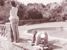 Fess&eacute;es &agrave; la main sur des fesses nues