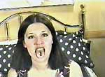 fille &agrave; la langue perc&eacute;e