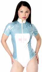 Body d'infirmi&egrave;re dominatrice en vinyl bleu ciel et blanc